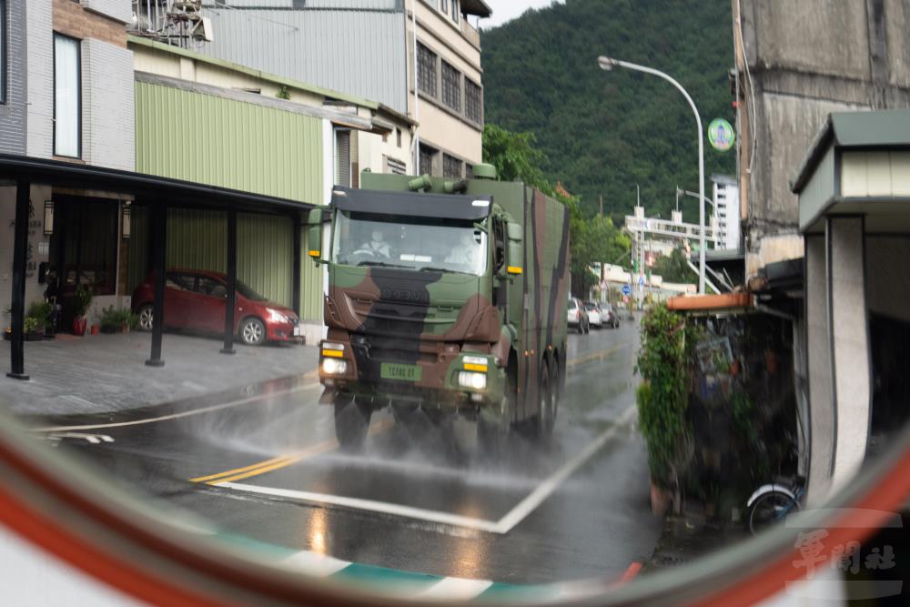MD-105重型消毒車針對社區道路實施全面消毒。（軍聞社記者吳東昇攝）