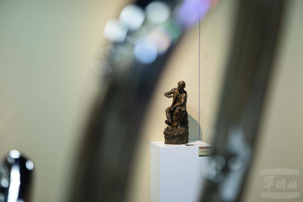 李寶龍雕塑作品以人物姿態與立體造型呈現生命情感，展現雕塑藝術厚實的人文氣息。（軍聞社記者邱奕菖攝）