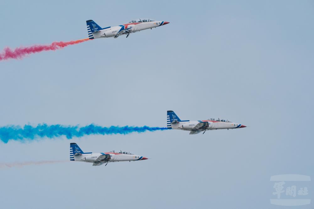 AT-3型機三機編隊施放代表國旗顏色的三色彩煙。（軍聞社記者陳彥樺攝）