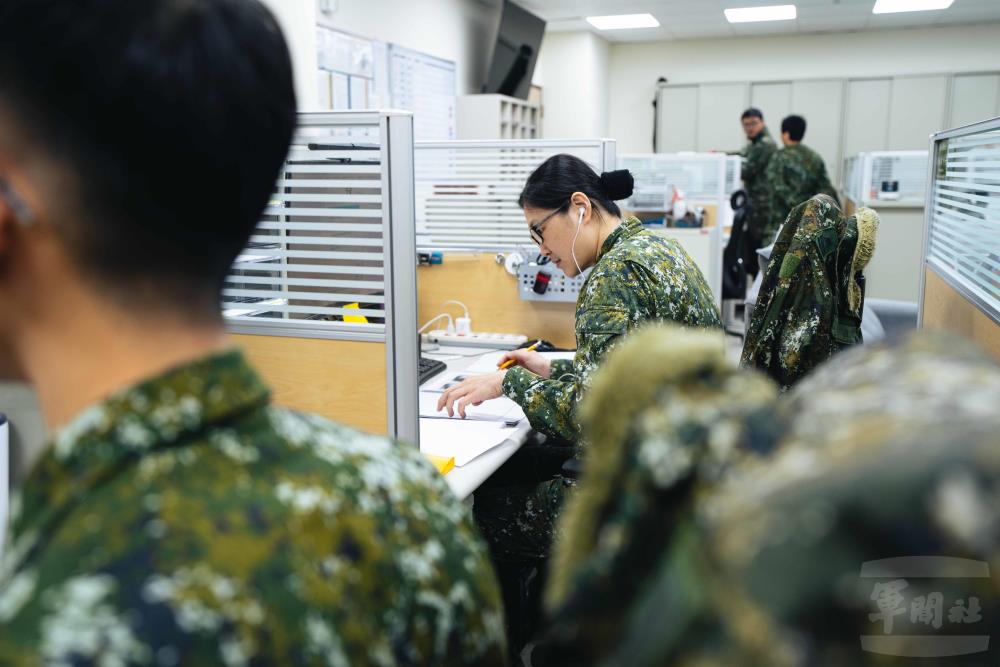 官兵於新營舍辦公室內執行業務。（軍聞社記者邱奕菖攝）