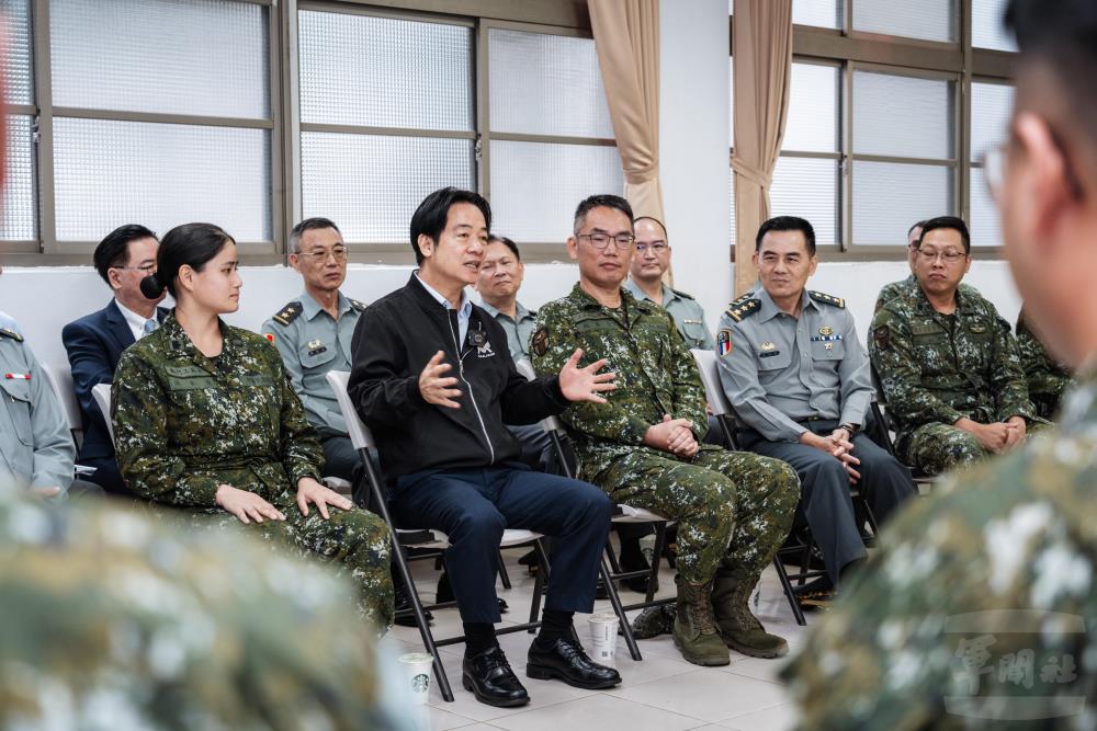 賴清德總統4日勗勉北部救災部隊，感謝國軍弟兄姊妹發揮「人飢己飢、人溺己溺」精神。（軍聞社記者陳彥樺攝）