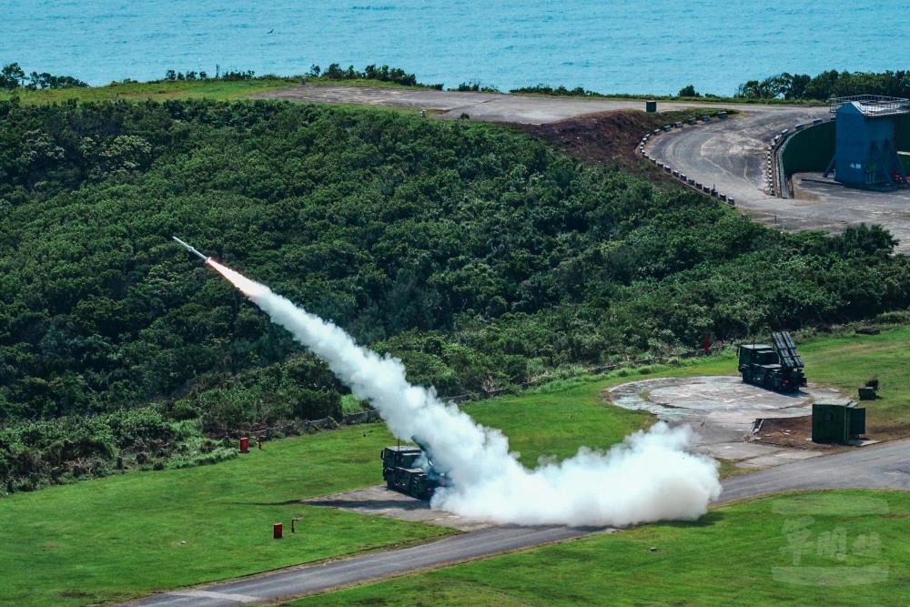 「陸射劍二防空飛彈系統」實彈射擊邀請媒體採訪，見證陸軍野戰防空堅實戰力。（軍聞社記者林庭暉攝）