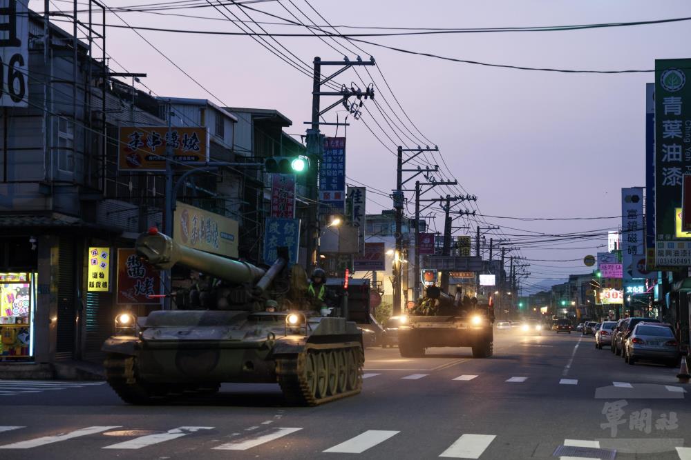 陸軍砲兵第21指揮部砲3營實施「反空機降作戰」演練，官兵駕駛M110A2自走砲車機動至戰術位置。（青年日報提供）