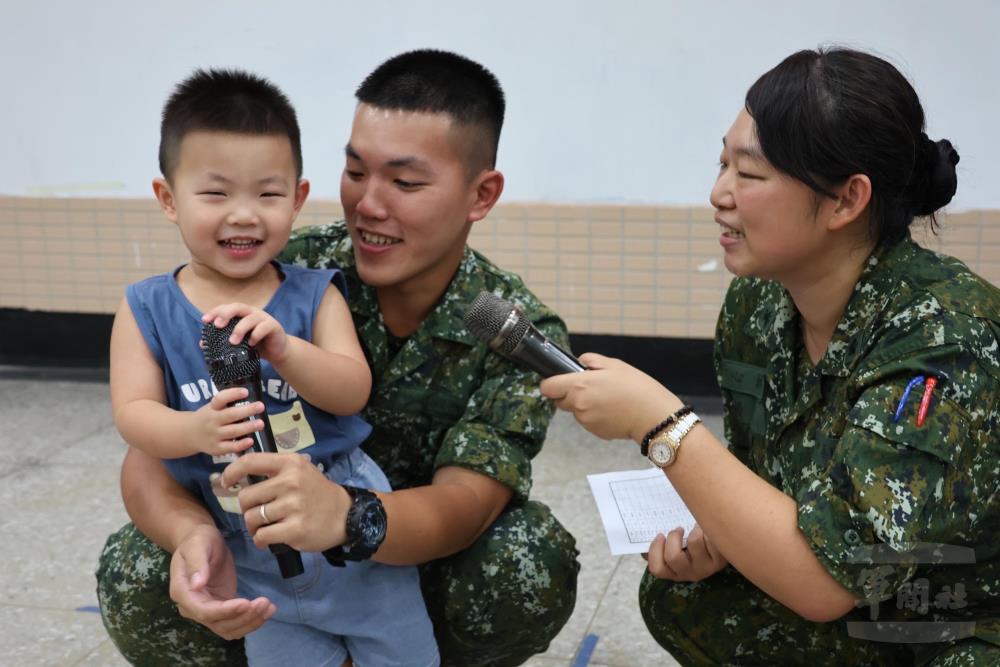 官兵與眷屬共同玩樂，場面溫馨熱鬧。（八軍團提供）