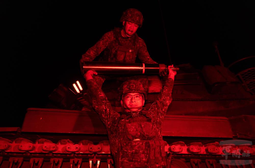 花防部官兵實施彈藥裝填。（軍聞社記者吳柏融攝）