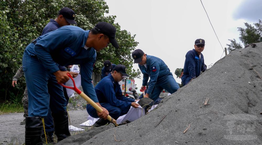 配合南澳鄉公所防汛整備需求，預置兵力前往南澳海岸協助裝袋、搬運沙包。（軍聞社記者侯凱議攝）
