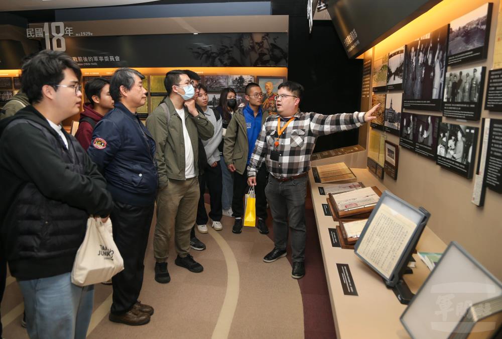 社員參訪國防部部史館。（軍聞社記者侯凱議攝）