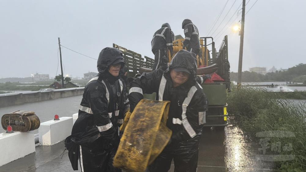 官兵採24小時輪班方式持續抽水，全力防止災情持續擴大。（海軍艦指部提供）