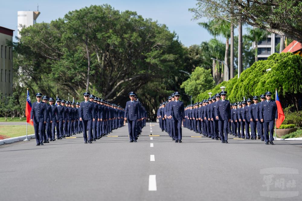 空軍官校畢業生以壯盛軍容行進至典禮會場。（軍聞社記者林庭暉攝）