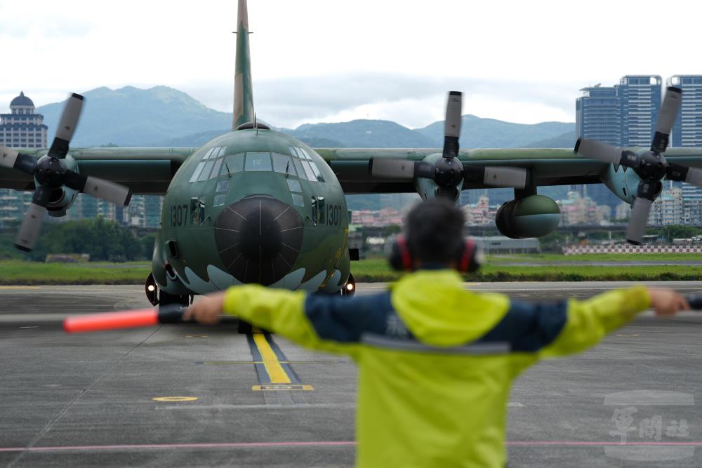 空軍C-130運輸機於天候符合標準後順利降落。（軍聞社記者陳彥樺攝）