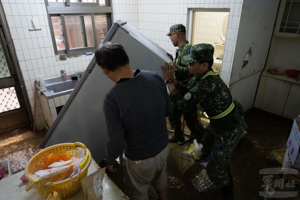 蘭指部官兵協助民眾搬運大型家具。（軍聞社記者吳東昇攝）