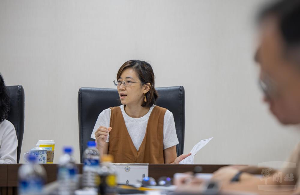 余委員透過討論進行意見交換。（軍聞社記者吳柏融攝）