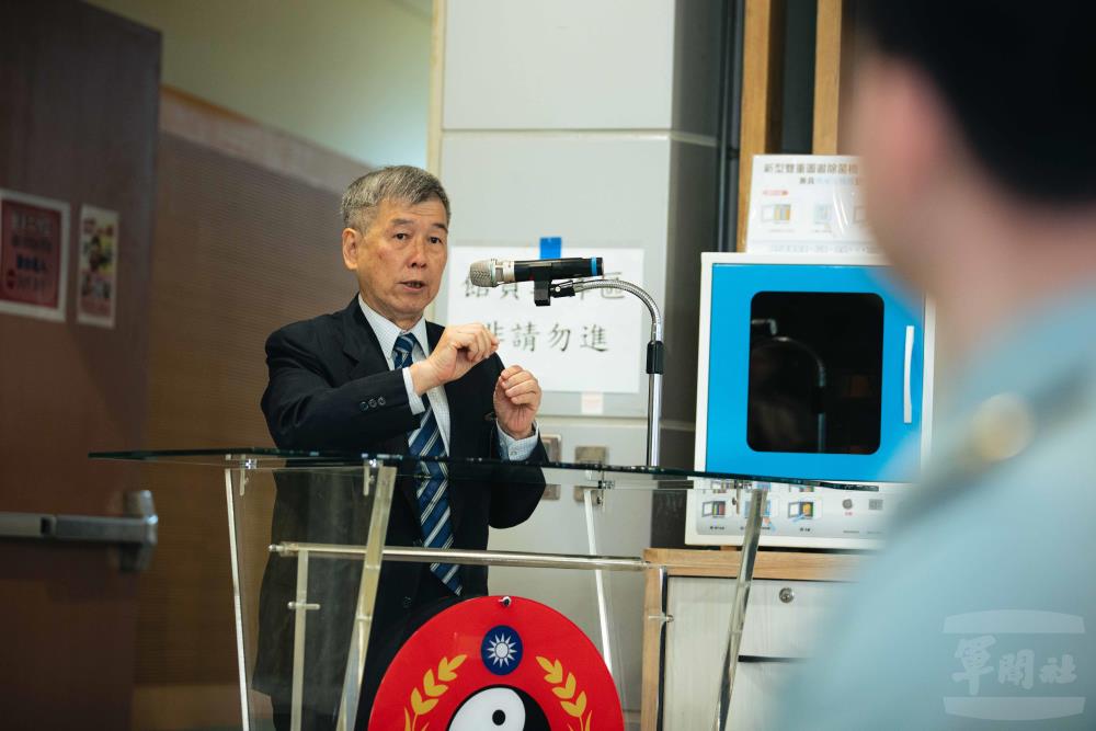 藝術家沈禎於藝術聯展開幕活動中致詞。（軍聞社記者邱奕菖攝）