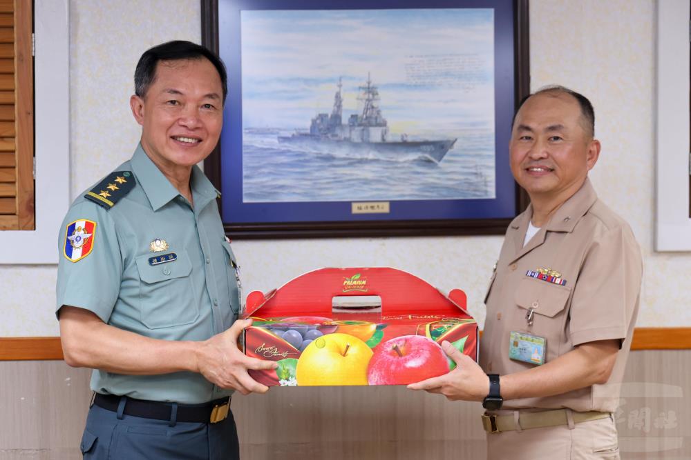 鍾副部長代表部長顧立雄，致贈單位慰問品。（軍聞社記者蔡枋澐攝）