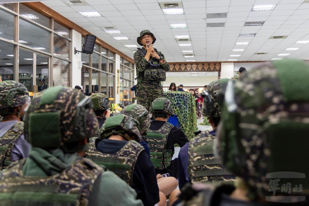 陸戰新訓中心官兵與學生分享射擊要領。（軍聞社記者蔡枋澐攝）