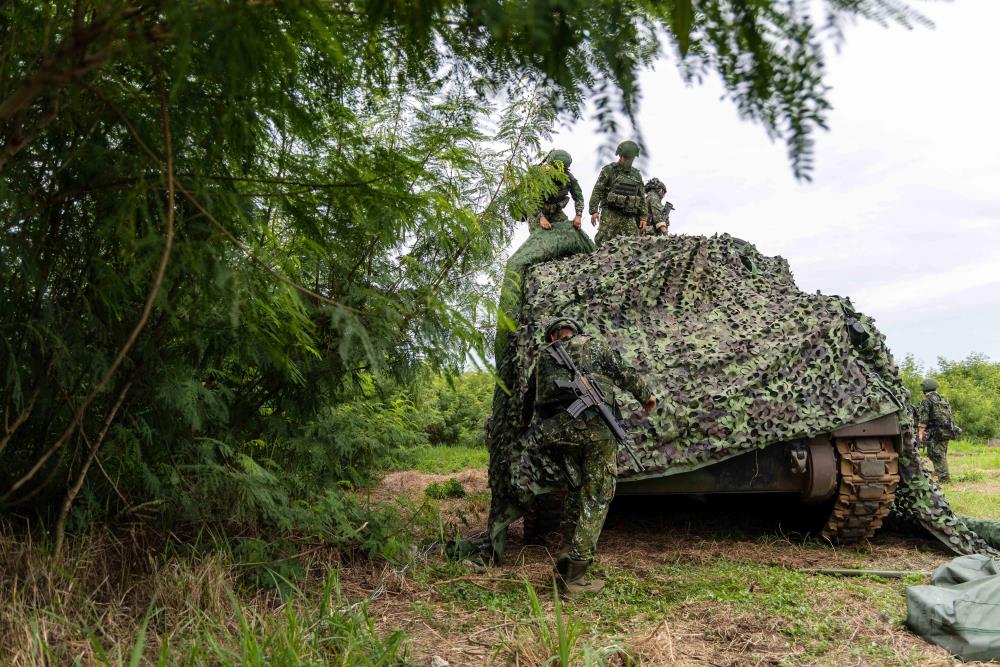 官兵完成指揮所各設備、偽裝網架設。（軍聞社記者蔡枋澐攝）
