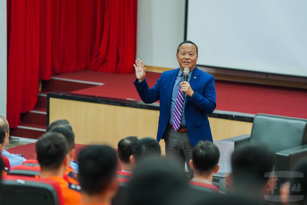 柏副部長勉勵飛行員持續扎實訓練，才能確保任務圓滿完成。（軍聞社記者陳傳奇攝）