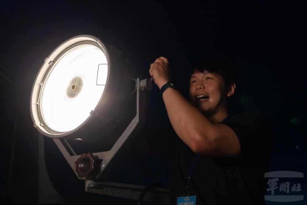 學生實施夜間燈號識別操作體驗。（軍聞社記者李恬恬攝）
