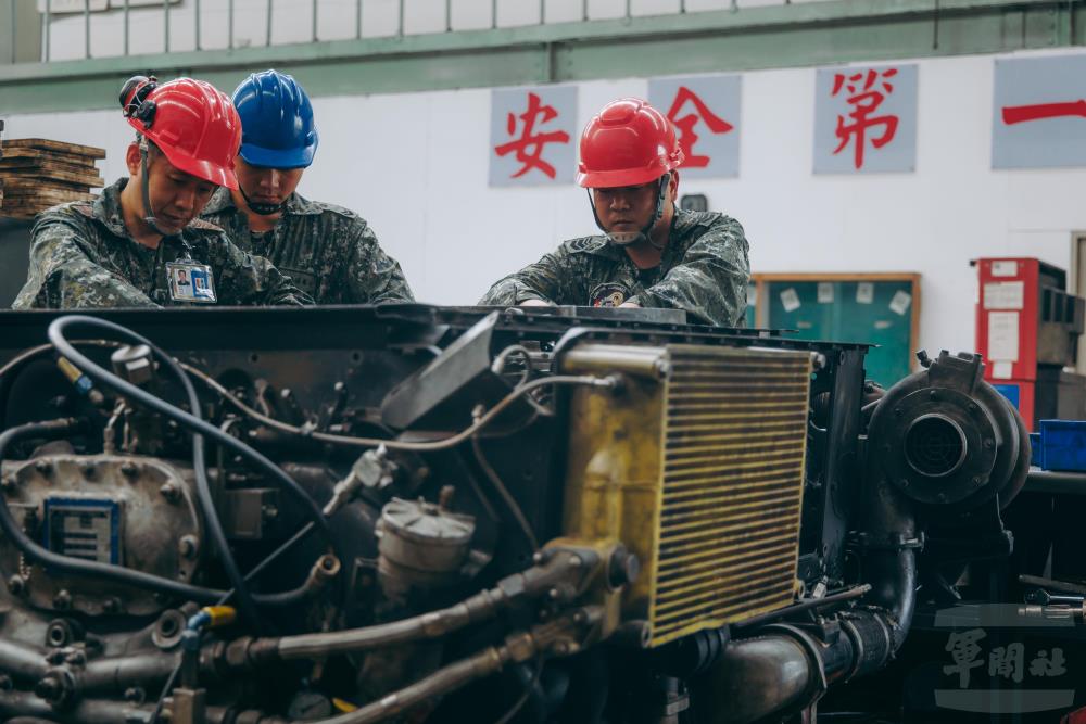 官兵進行零件拆卸、清洗等程序，並針對損壞部分進行翻修，維繫整體戰力不墜。（青年日報提供）