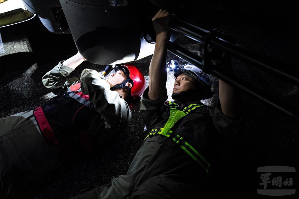 地勤人員進行各項檢驗工作。（軍聞社記者林庭暉攝）
