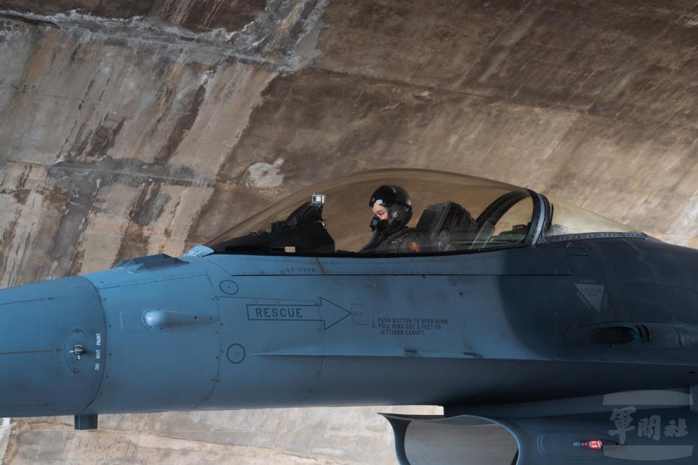 警戒飛行員迅速完成登機，並啟動發動機。（軍聞社記者文仁攝）