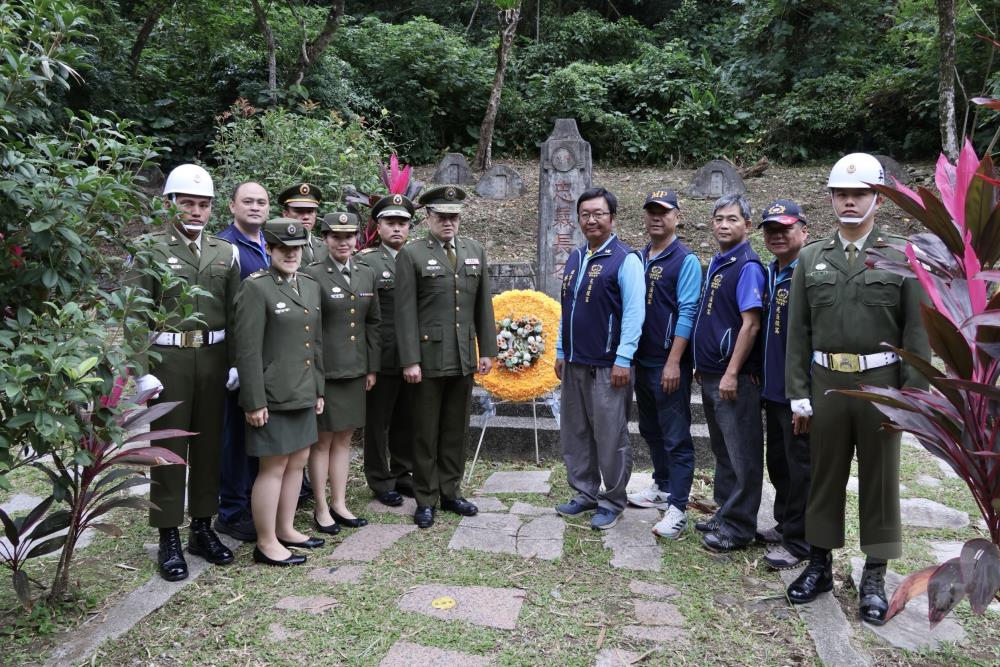警衛大隊林大隊長與花蓮後憲代表於獻花儀式後，合影留念。（憲兵指揮部警衛大隊提供）