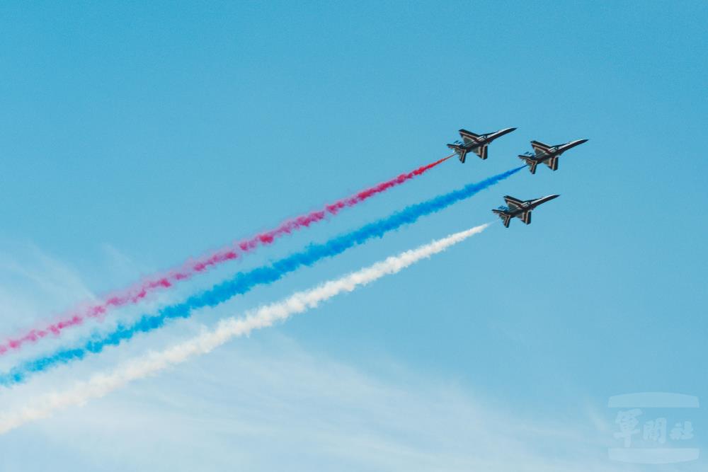 空軍雷虎小組駕駛勇鷹高教機施放三色彩煙。（軍聞社記者陳彥樺攝）