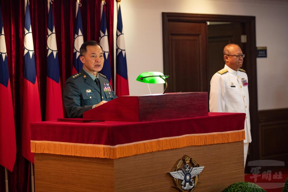 鍾副部長期勉各單位在吳常務次長領導下，精進各項國防施政，為建構堅實防衛力量共同努力。（軍聞社記者王茗生攝）