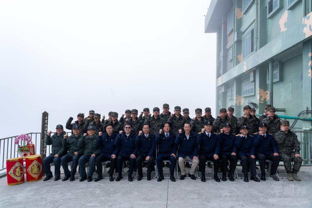 賴清德總統6日前往標高3,020公尺的小雪山雷達站慰勉駐防官兵，並合影留念。（軍聞社記者陳彥樺攝）