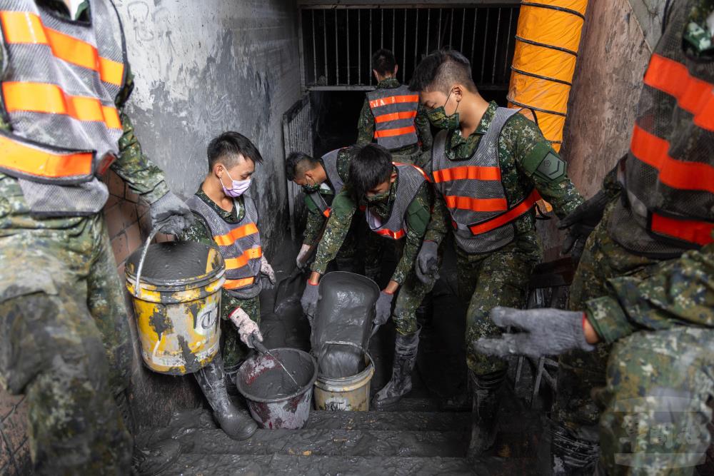國軍官兵協力清除光復商工地下室淤泥。（軍聞社記者蔡枋澐攝）