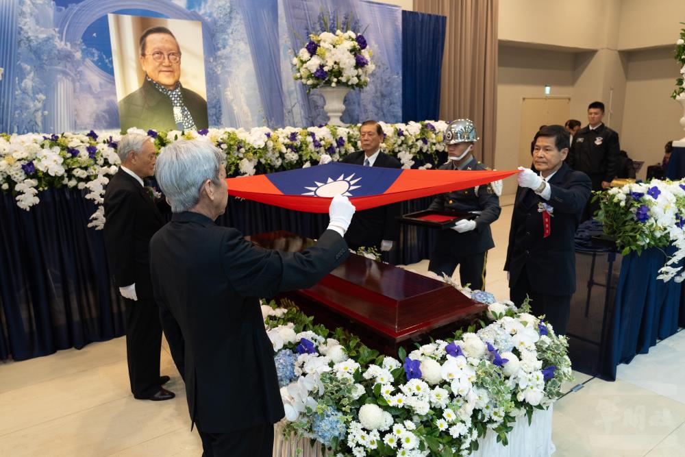 覆旗官共同為靈柩覆蓋國旗。（軍聞社記者陳彥樺攝）