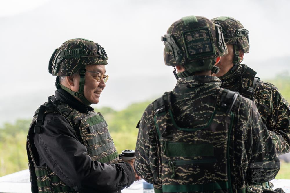 黃理事長親切慰問官兵辛勞。（軍聞社記者林庭暉攝）