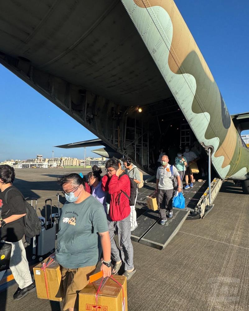 空軍地勤官兵依標準作業程序協助旅客下機，展現國軍即時支援與愛民助民精神。（取自中華民國空軍臉書）