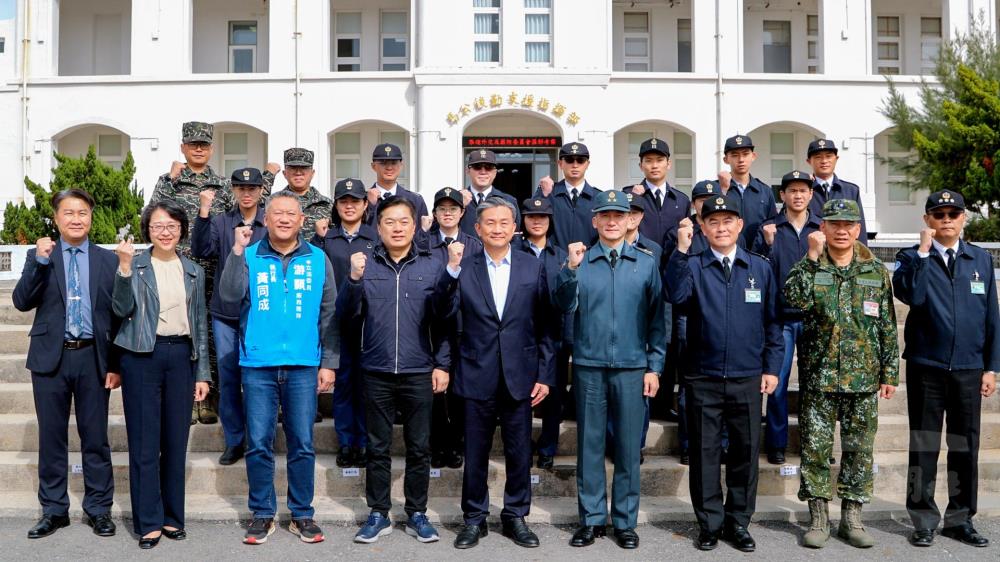 王召委一行考察海軍馬公後勤支援指揮部。（軍聞社記者王進福攝）