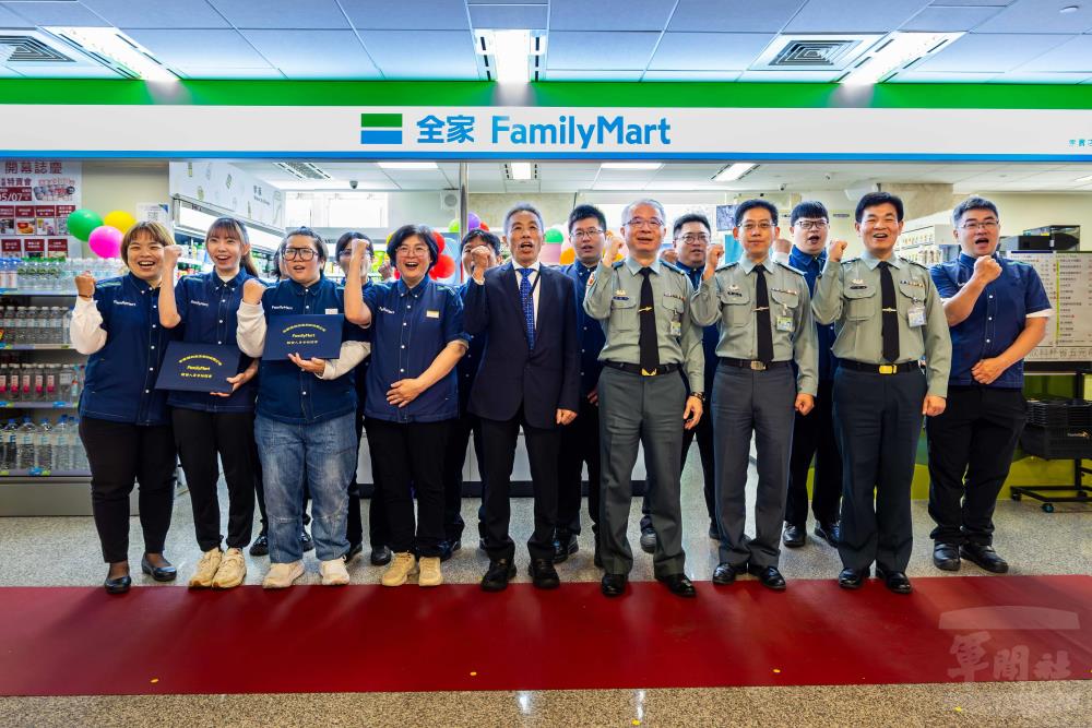 國防部7日於博愛營區辦理「全家便利商店」崇實店開幕儀式。（軍聞社記者蔡枋澐攝）