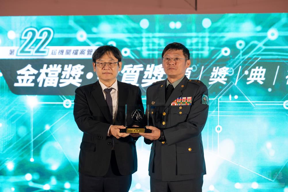 陸軍花防部及高雄總醫院榮獲金檔獎。（青年日報提供）