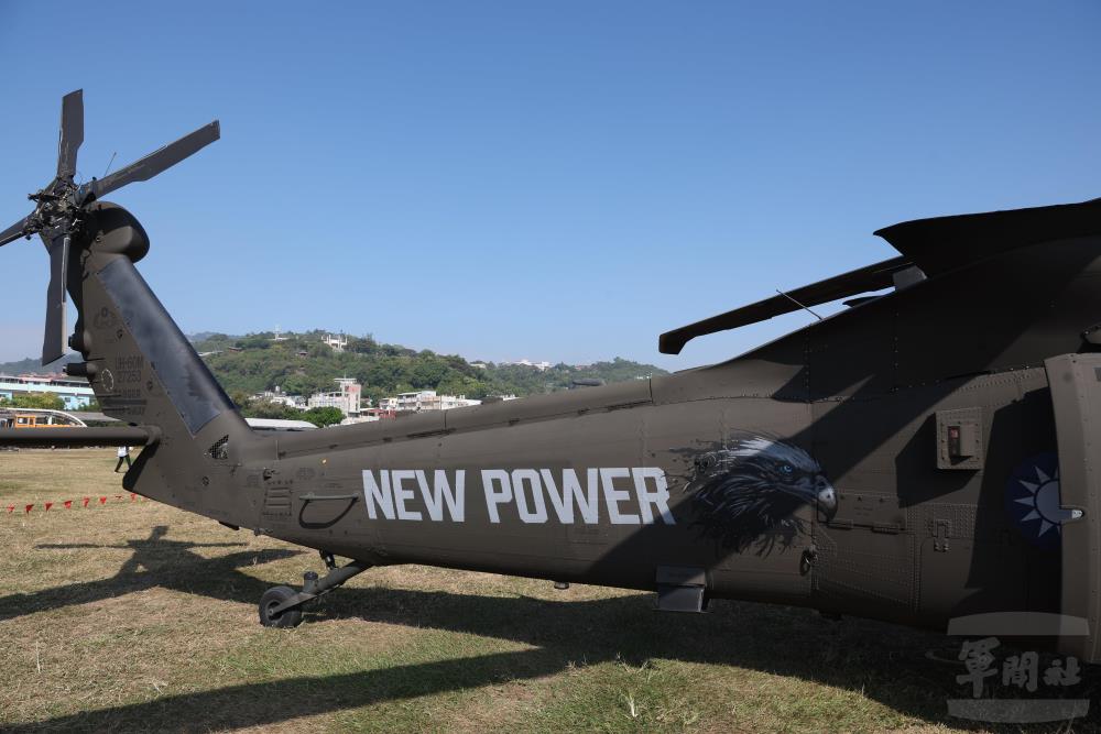 UH-60M黑鷹直升機機身兩側施以「NEW ARMY」、「NEW POWER」及老鷹圖騰低視度彩繪。（軍聞社記者林澤廷攝）