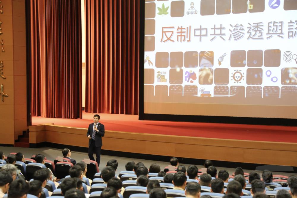 國防大學13日辦理「保防教育專題講座」,邀請法務部調查局桃園市調查處李副處長蒞校宣導。(國防大學提供) 國防大學13日辦理「保防教育專題講座」,邀請法務部調查局桃園市調查處李副處長蒞校宣導。(國防大學提供)
