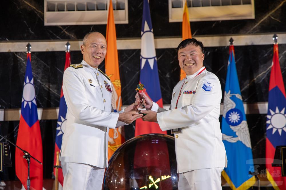 海軍司令部曾上士獲「多媒體類創意短片項」銀像獎，自參謀總長梅上將手中接下獎座。（軍聞社記者王進福攝）