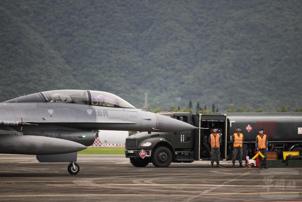 F-16戰機滑行，準備執行熱加油作業。（軍聞社記者李恬恬攝）