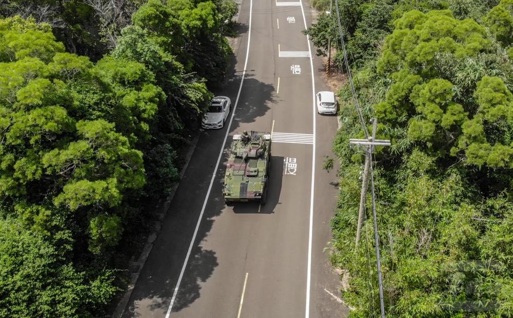 CM34裝步戰鬥車機動前往目標位置。（軍聞社記者吳柏融攝）