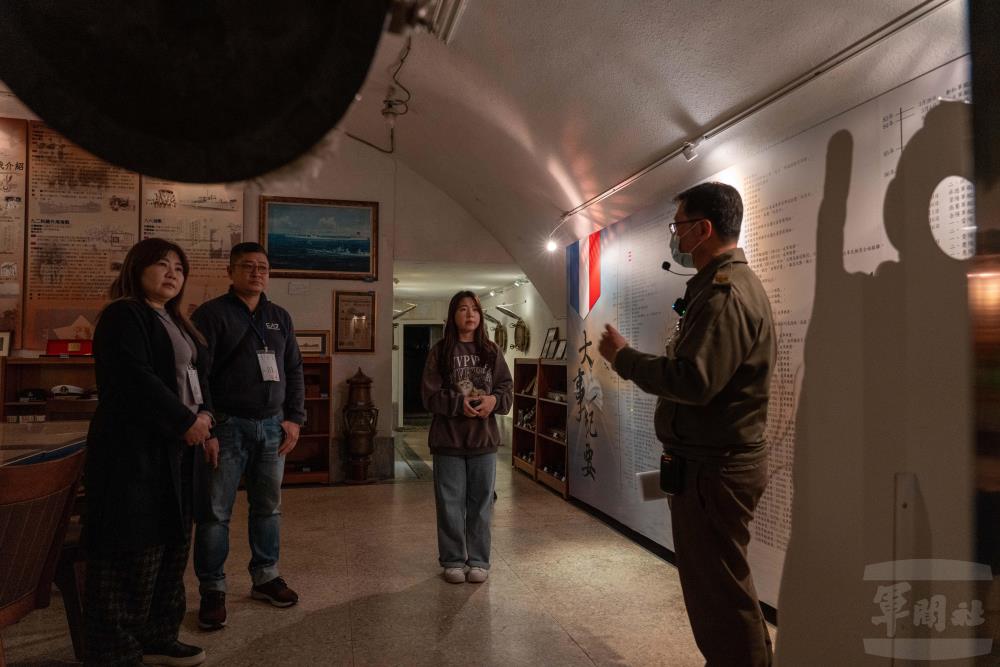 方士官長引導來賓參觀展區。（軍聞社記者陳傳奇攝）