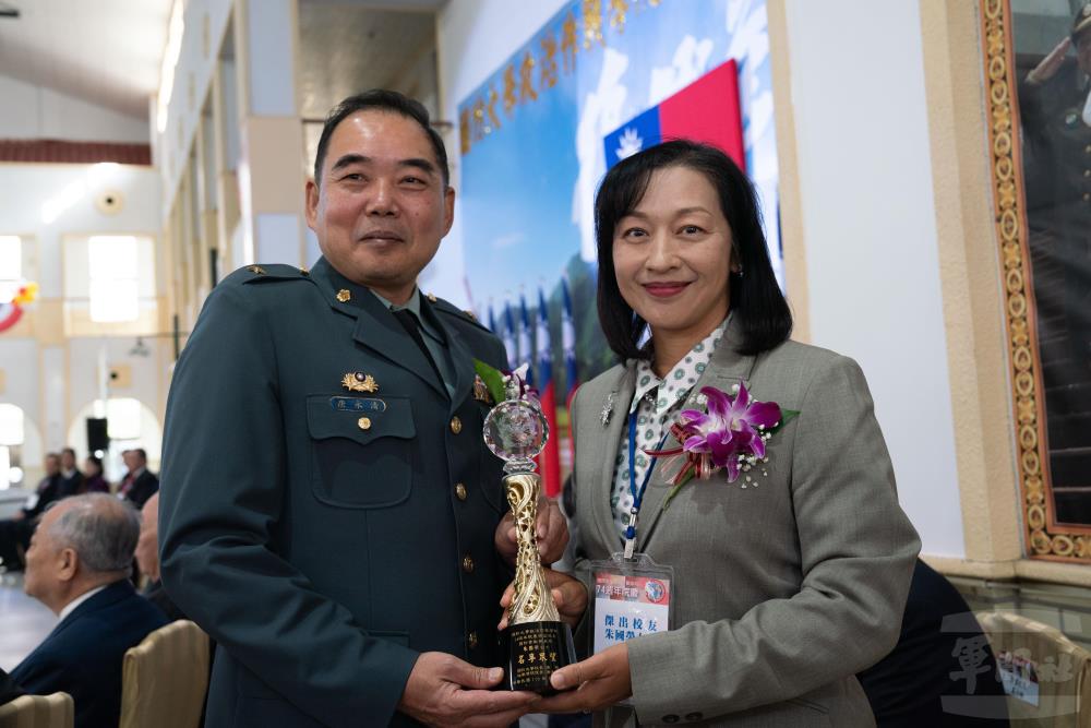 國防大學政戰學院院長唐少將頒發傑出校友獎。（軍聞社記者李恬恬攝）