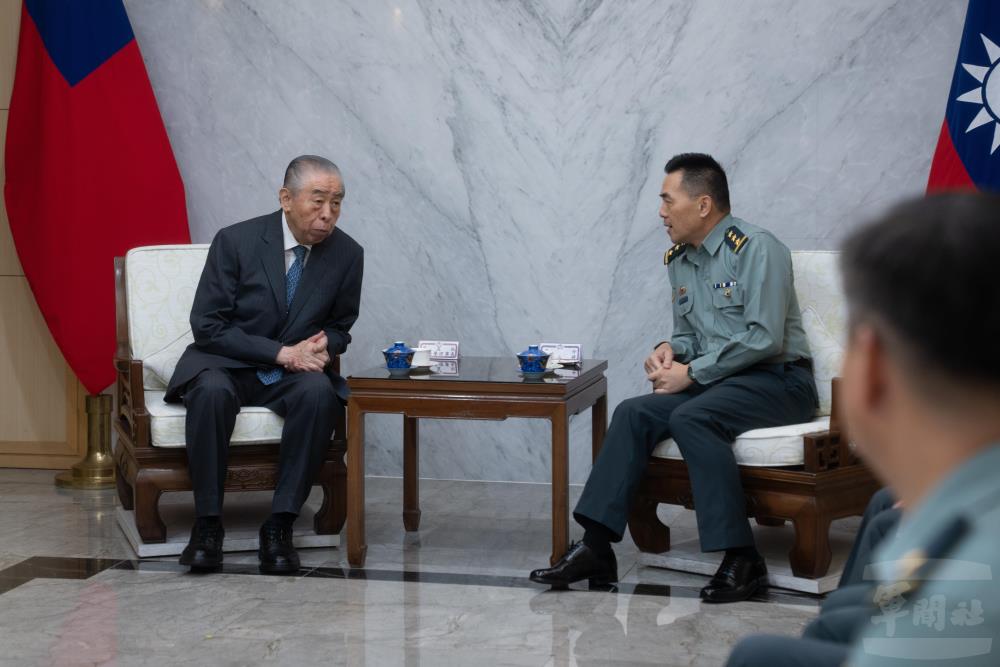 李理事長關心官兵各項工作狀況。（軍聞社記者文仁攝）