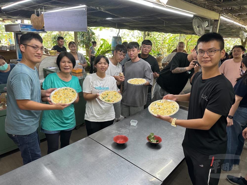 窯烤披薩體驗。（陸軍53工兵群提供）