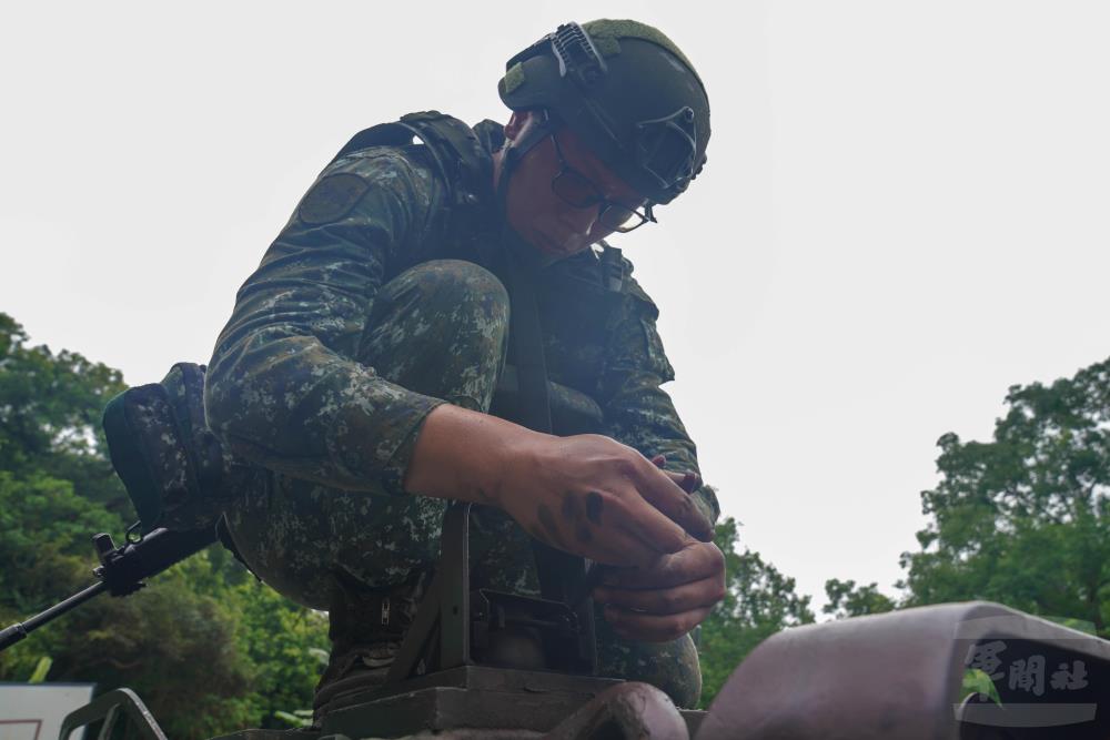 保修連官兵進行搶修作業。（軍聞社記者侯凱議攝）