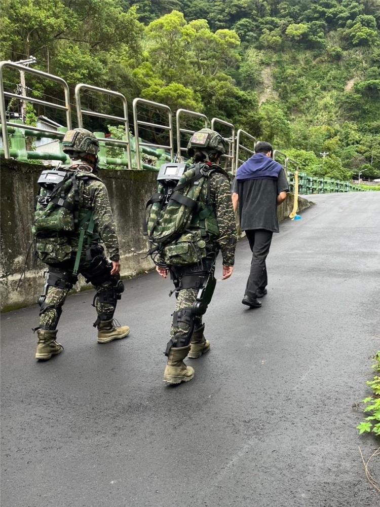 「野戰型」動力外骨骼技術協助官兵野戰行軍。（中科院提供）