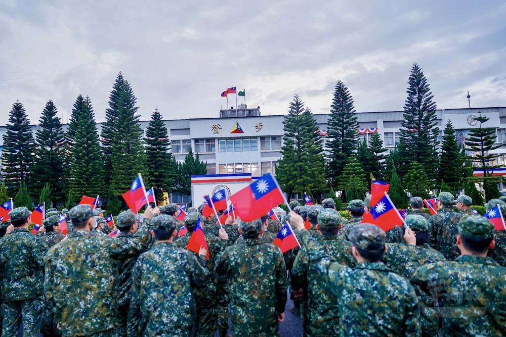 官兵參加升旗典禮，展現堅定守護家園的決心與信念。（584旅提供）