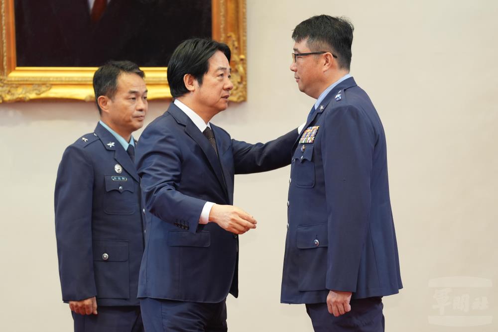賴總統為方少將授階。（軍聞社記者陳彥樺攝）