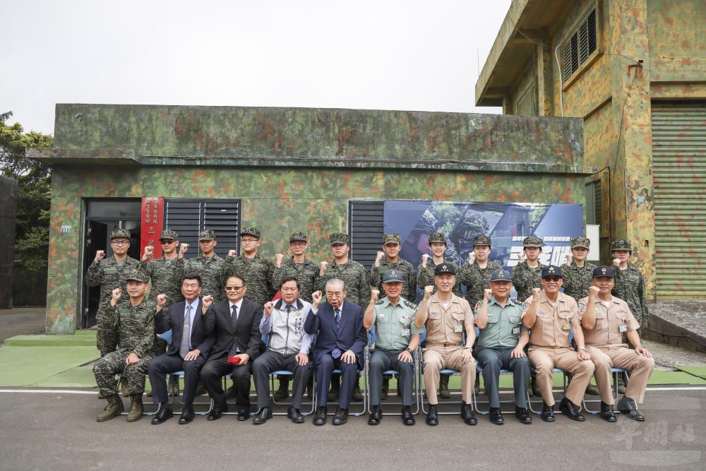 中華民國軍人之友社榮譽理事長李棟樑前往北部偏遠地區單位敬軍慰問。（青年日報提供）